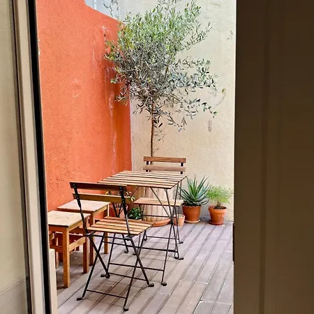Cozy Private Bedroom In Shared T2 In Graca, 民宿